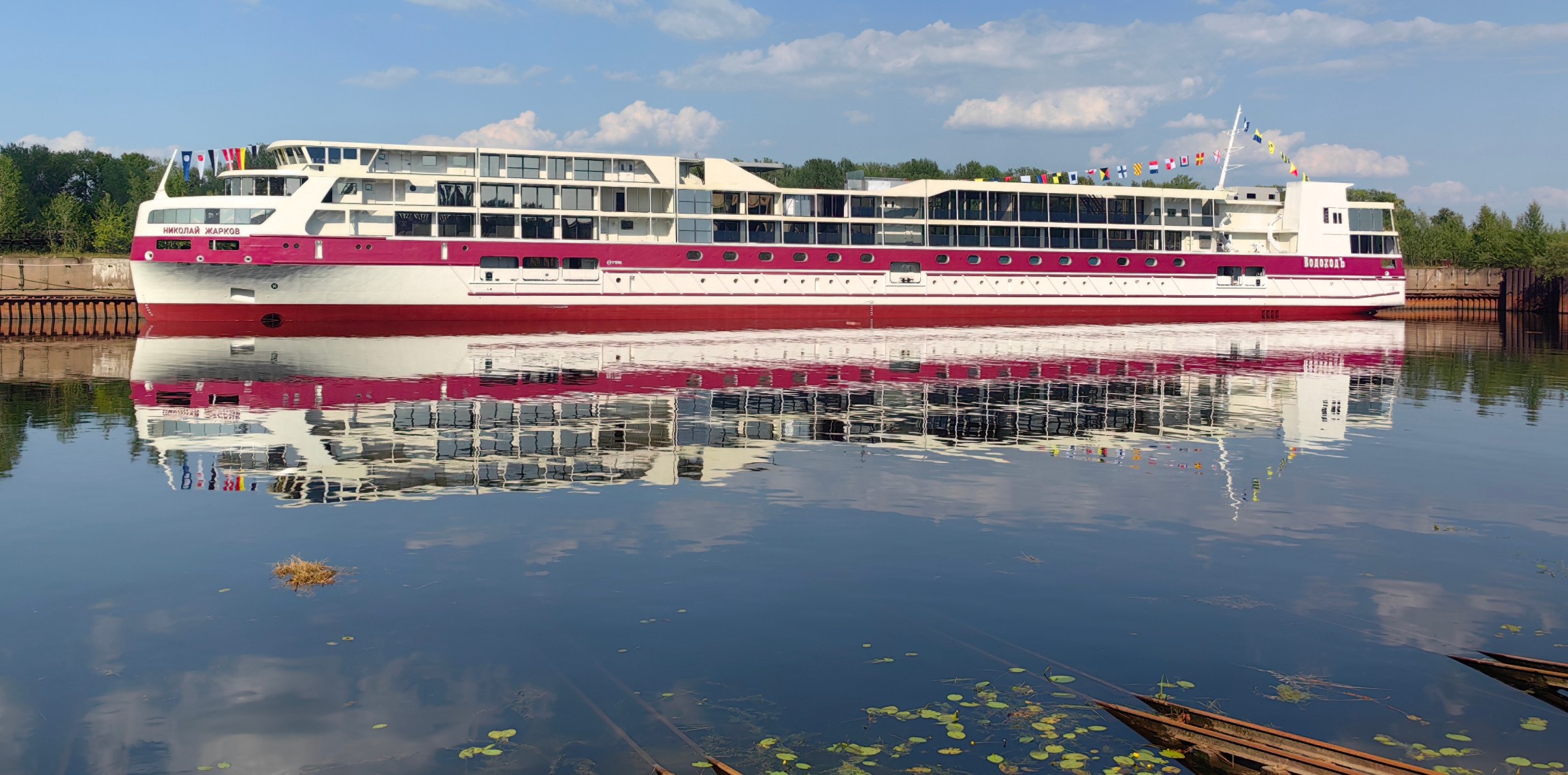 Теплоход "Николай Жарков" спущен на воду Теплоход "Николай Жарков" спущен на воду